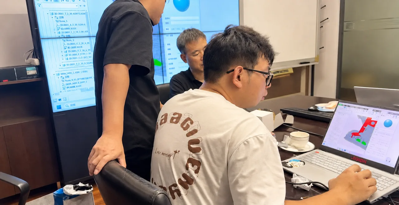 团队围绕 CAD 模型与硬件原型进行验证