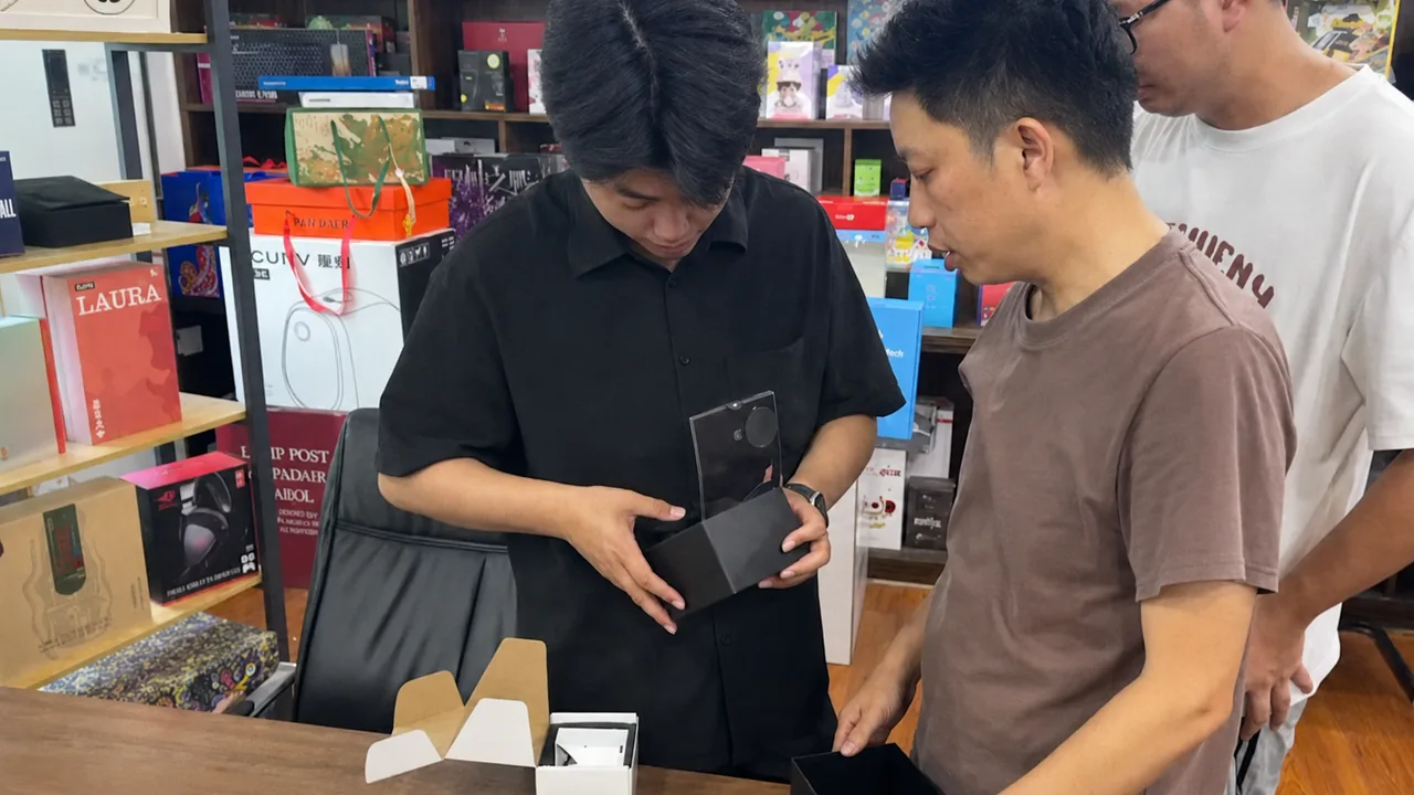 团队讨论产品结构与下一步方案