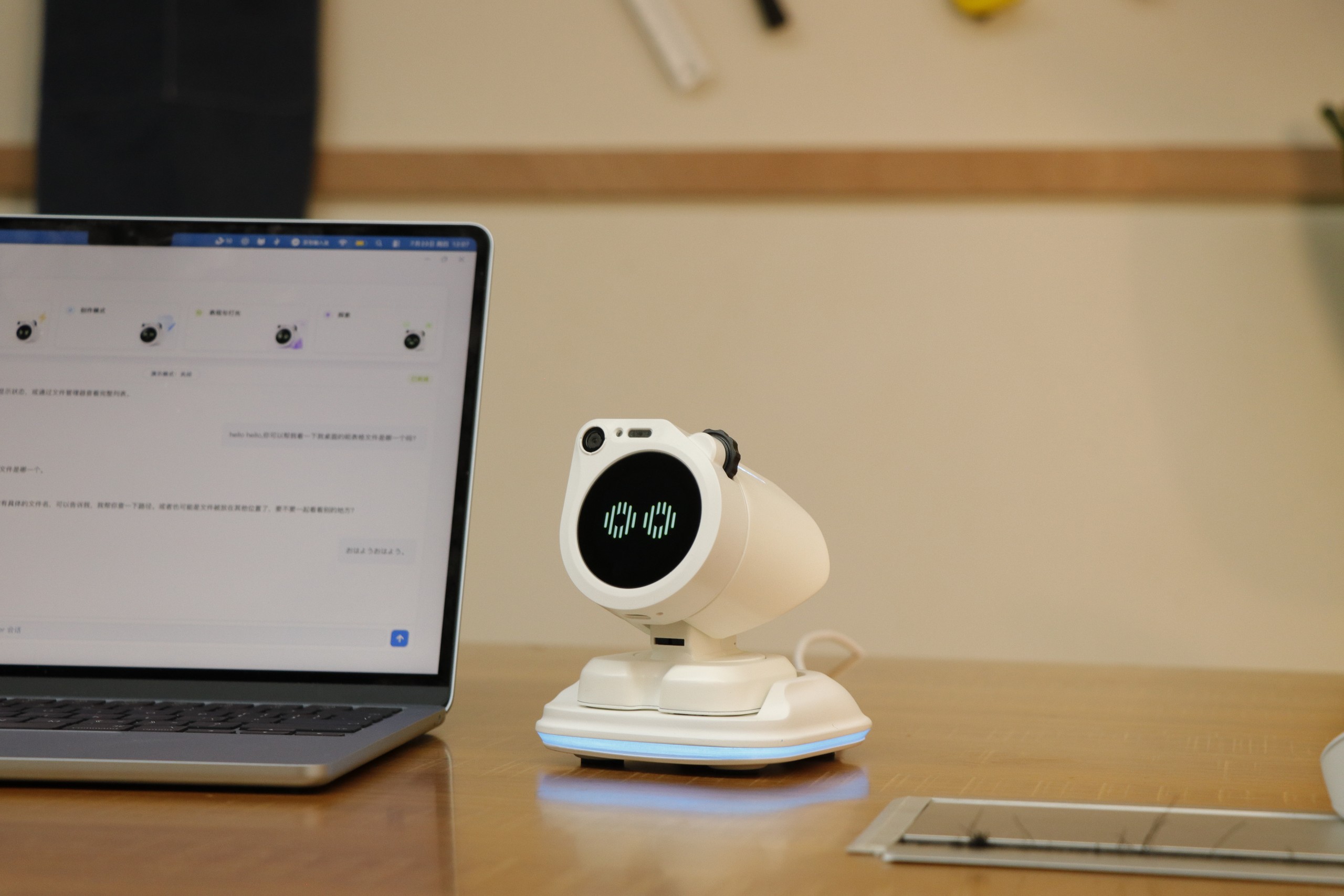 WatcheRobot 在桌面使用场景中待命