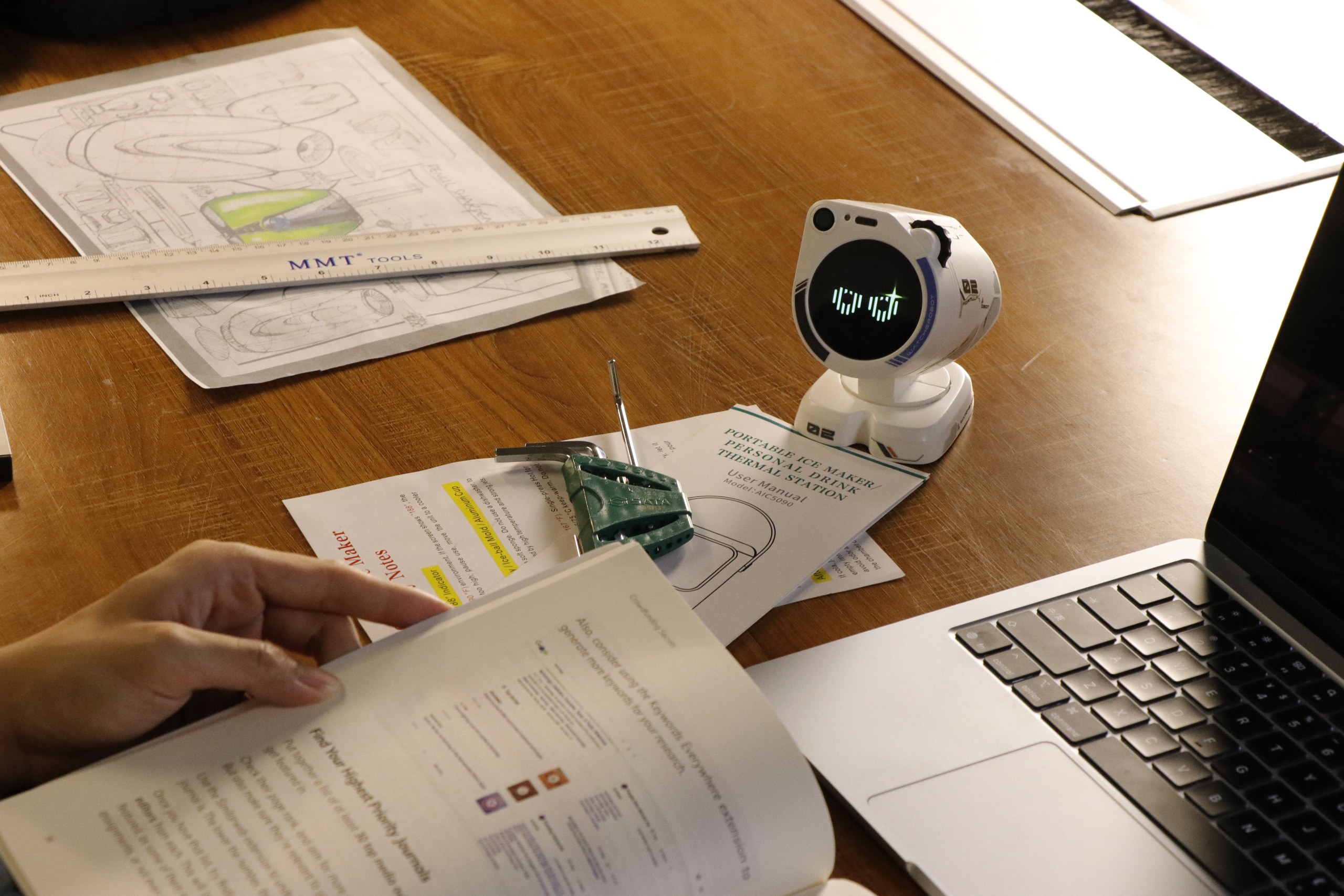 WatcheRobot 在桌面原型资料旁展示