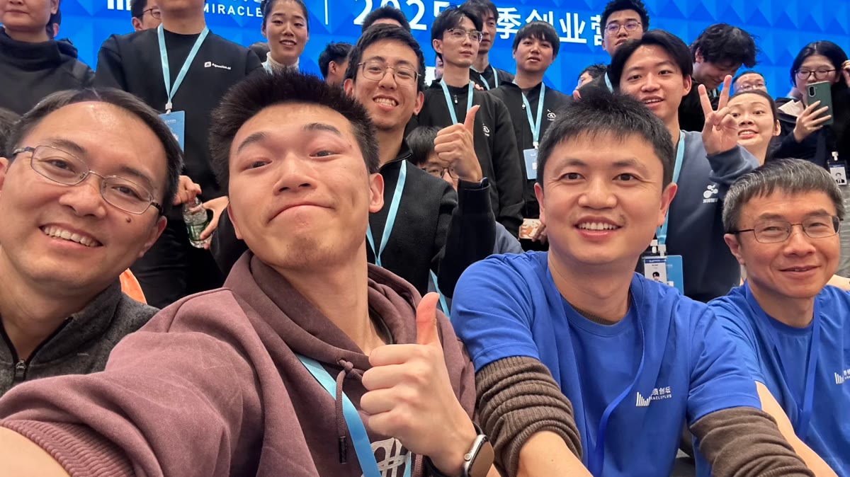 ORULINK 团队在奇绩 F25 活动现场合影